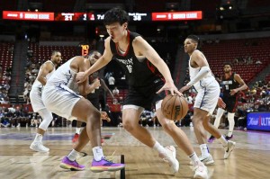 杨瀚森10+5+4+1断3帽引全美热议：潜力无限 中国约基奇 强大武器