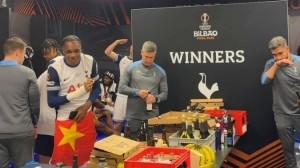 英超第17踢欧冠！热刺球员更衣室内列队听欧冠主题曲