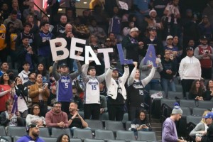 PG模拟器-【现场】紫色光束射向夜空 国王送湖人沮丧一败