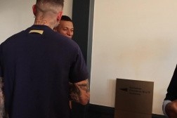 热烈欢迎5位欧冠冠军到法国队报到，姆巴佩开心大笑&amp;握手拥抱