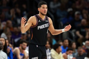 PG电子-火药味！布克认为被夹臂推了拉松&amp;哈克斯替队友出头 双双被吹技犯